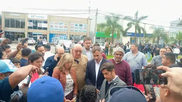 DIÁLOGO. Axel Kicillof y Federico Achával con las familias despedidas de ILVA.&nbsp;