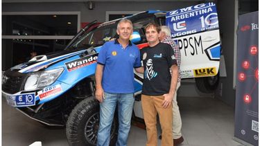 (FREDY CABALLERO). DUPLA. Naivirt y Di Palma posan delante de la Hilux con la que correrán el Dakar 2017..