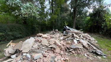 Escombros, hierros, maderas y basura frente a la Delegación y salita de salud municipal de La Lonja. Un lugar de paseo del barrio. El Hornero y Federico Rauch. Llegamos a parar un camión (los vecinos) que quería seguir tirando. Es feo que no se respete el ambiente y además un lugar frente a una sala de salud donde asisten muchas personas: niños, embarazadas, gente mayor. No sería saludable. Raúl.