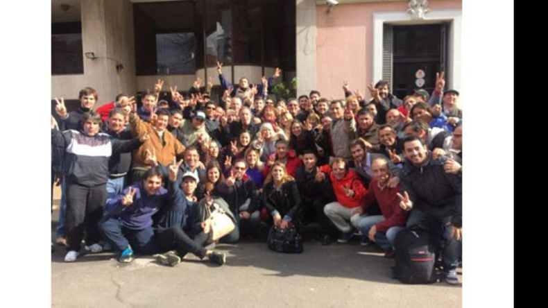 FESTEJO. Zúccaro festejó ayer, en La Plata, con funcionarios y militantes..