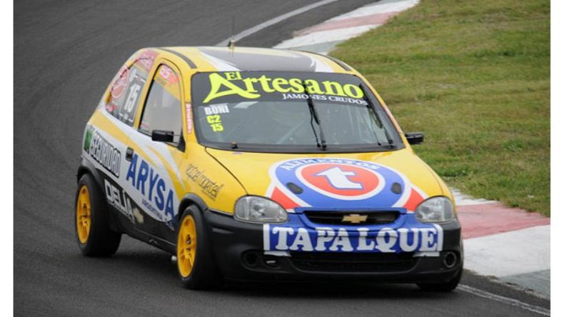EXPERIENCIA. Carlos regresa a los circuitos con el Corsa de su hijo..