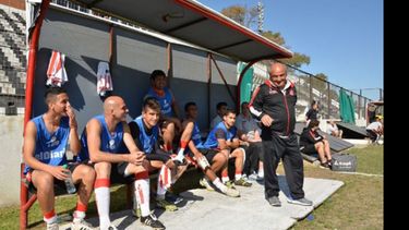 DEBUT. Oscar Santángelo, en el banco de Atlético/Obrero..