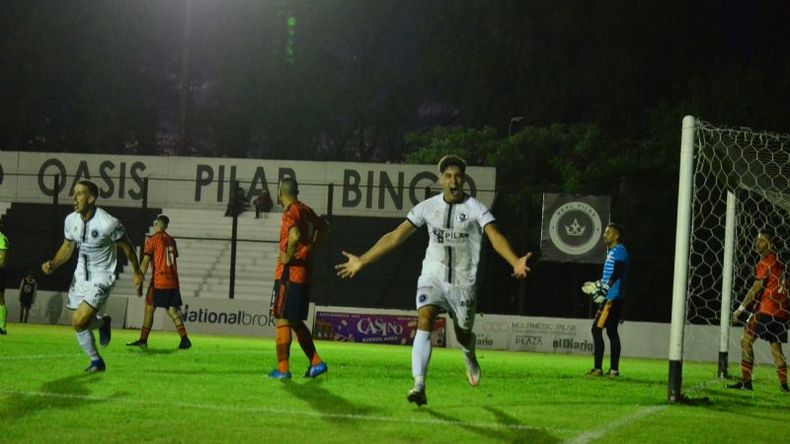 EL PRIMERO. Manuel Cordeviola abrió el marcador y Crego lo grita con todo. Foto: Fredy Caballero. .