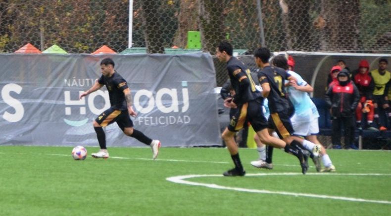 Ulises Muchewicz en uno de los avances de Atlético en Tigre.