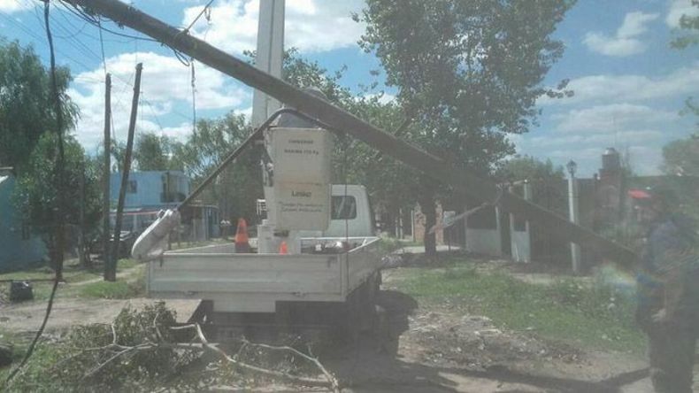 REPARACIÓN. Edenor aseguró que por la tormenta cayeron unos 200 postes..