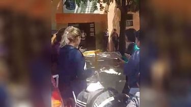 CARO. Protesta de padres frente al colegio Santa Rosa de Lima de Villa Rosa..