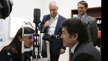 PRUEBA. Saravia hace una prueba, atrás miran Laurent y Atchabahian..