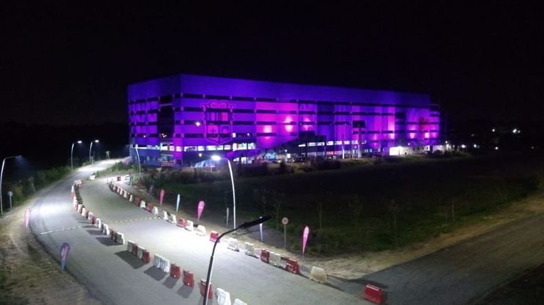 ILUMINADO. Así se ve el vacunatorio desde Panamericana. .