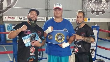 CAMPEÓN. Ringo Juárez y equipo posa con el cinturón de los pesados..