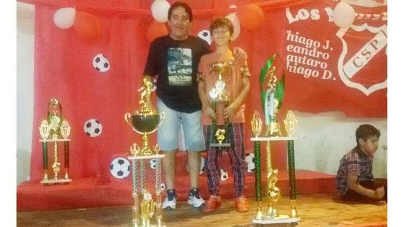MVP. El técnico Navas con el mejor jugador del club, Camilo Rey Domenech..