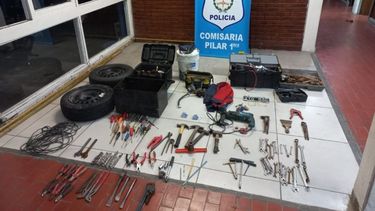 AUTOPARTES Y HERRAMIENTAS. Estaban en la casa del detenido. .