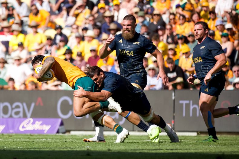 La potencia del tackle de Pablo Matera en Australia.