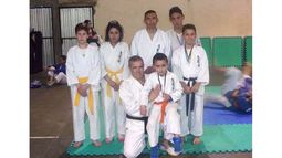 Ocho medallas para el karate