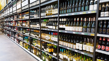 El proyecto busca que la restricción para la venta de bebidas alcohólicas en comercios se extienda entre las 23 y las 10.