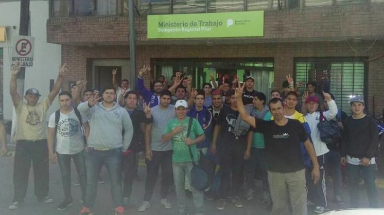 Trabajadores de Campos Austral frente a la sede local del Ministerio de Trabajo..