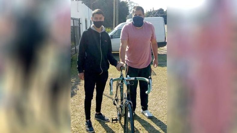 Matías recibiendo la bicicleta de manos de Patricio..