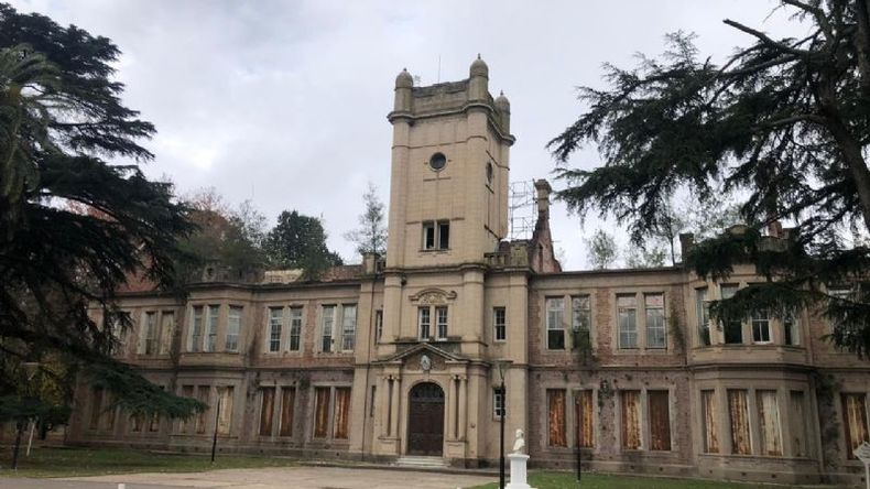 El Colegio Pellegrini sería la sede de la Universidad Nacional de Pilar..