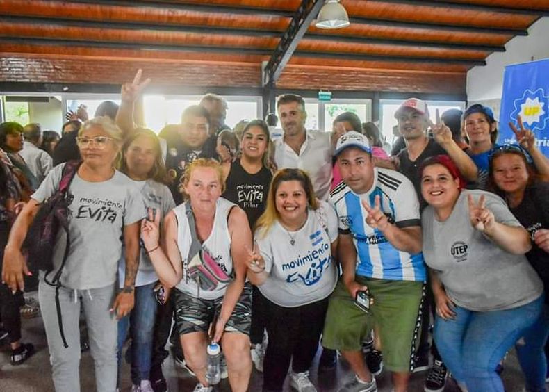 COMPAÑEROS. Achával junto a militantes del Movimiento Evita. &nbsp;