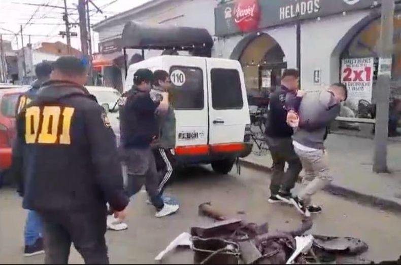 Los detenidos mientras eran trasladados a la Comisaría Pilar 1º.&nbsp;
