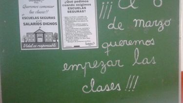 PIZARRÓN. Los docentes escribieron este mensaje con tiza en las escuelas locales..