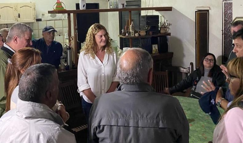 EN ALBERTI. Analía Leguizamón reunió a una veintena de referentes barriales.