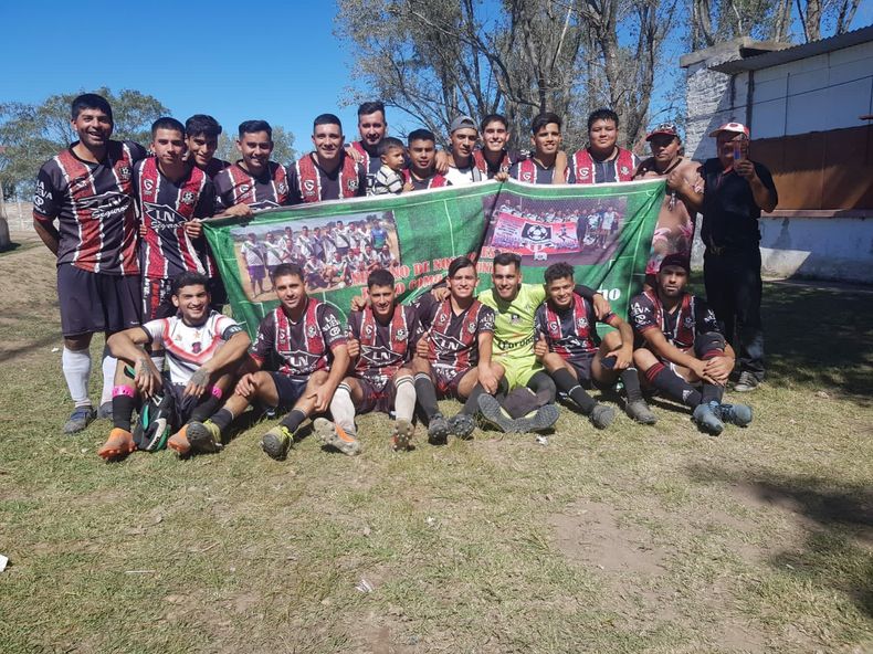 CAMPEONES. El plantel de Los Caprichosos, que se consagró en Pergamino.