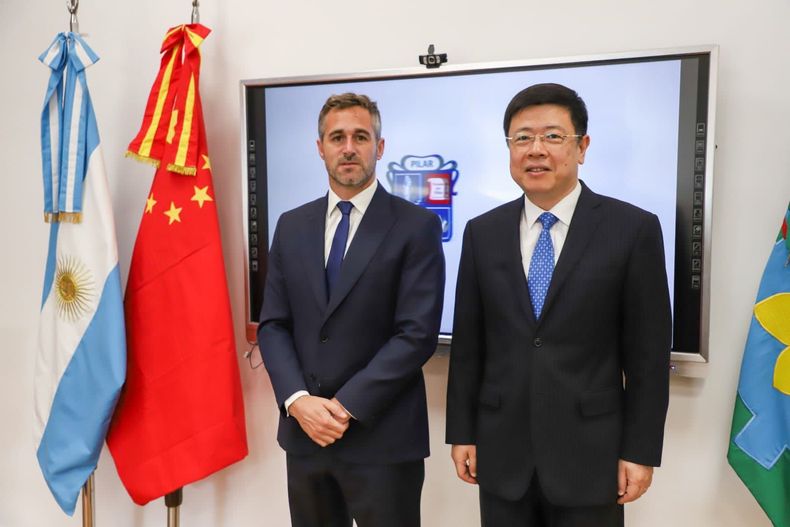 BILATERAL. Achával recibió a Zou Xiaoli en el salón de reuniones del edificio municipal.
