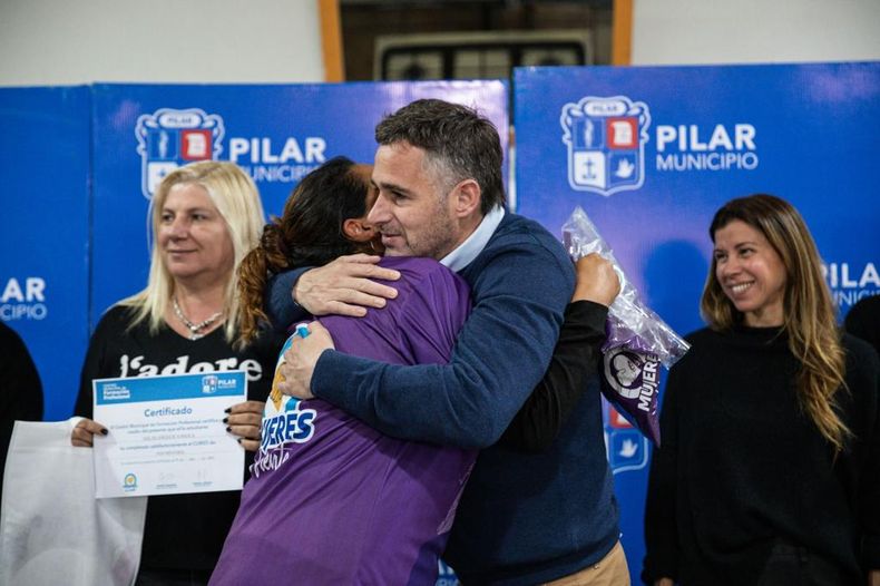 ABRAZO. Achával acompaño a un grupo de mujeres que recibió su diploma en el marco del programa Banco de Herramientas.