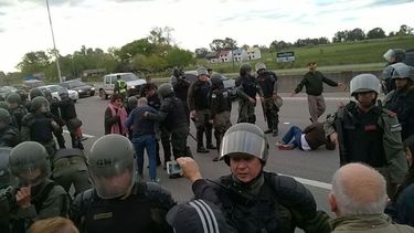 Reprimen a vecinos en el peaje Larena