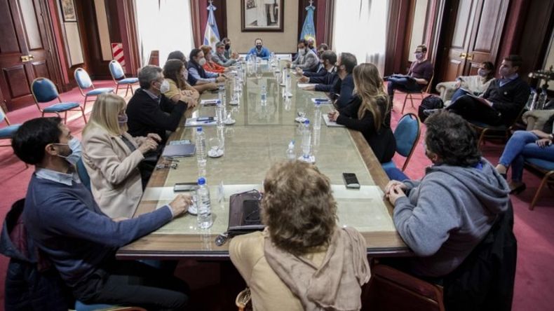 En una reunión en La Plata se alcanzó el acuerdo con los gremios. Foto: Telám..