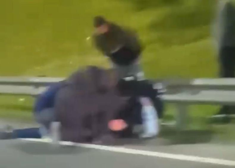 PUENTE CHAMPAGNAT. La policía asiste a la joven.