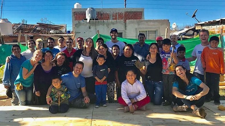 SIN GRIETA. Los referentes políticos colaboraron en la construcción de dos viviendas provisorias..