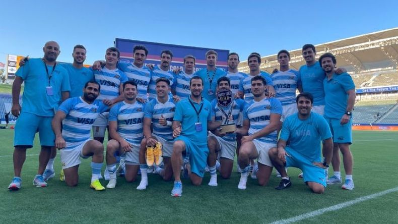 Franco Sábato con Los Pumas que suman su sexta copa del 2021..