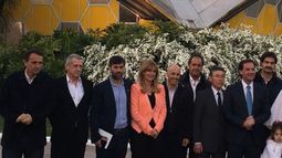 RODEADO. Ducoté, entre Magario y Scioli, en Escobar..