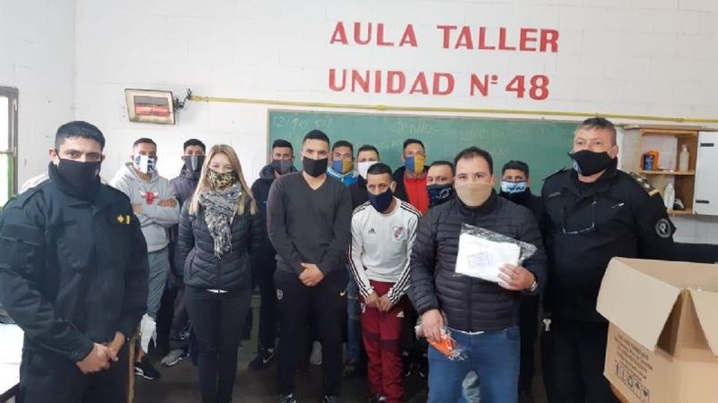 ENTREGA. Los reclusos y voluntarios que participaron en la fabricación de barbijos y camisolines..
