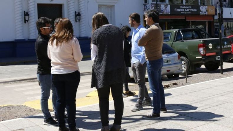 RONDA. Candidatos y periodistas de El Diario dialogaron mientras esperaban a los últimos..
