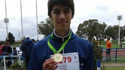 DORADO. Franco Núñez en el podio, tras conquistar la de oro en Salto en Largo, junto a la profe Daniela Spen..