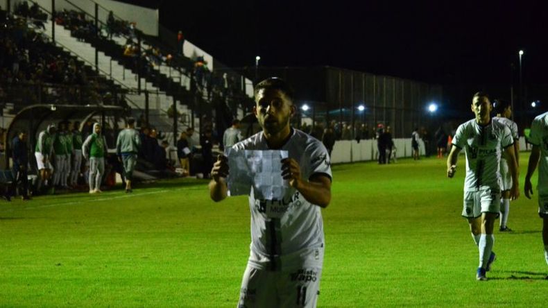 CARTEL. Santiago Tossi celebra su tanto y se lo dedica a su mamá. Foto: Fredy Caballero. .