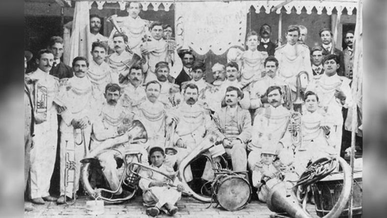 La fina estampa de la banda de música “Lira Argentina de Pilar”, en 1908. De traje oscuro y bajo el estandarte, se asoma Victorio Pedro Vergani, director de la formación creada en el año 1900 en la Asociación Italiana..