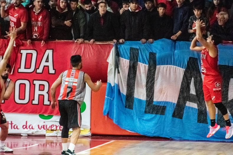 El lanzamiento de Federico Michelini, con la hinchada del Rojo como telón de fondo.&nbsp;
