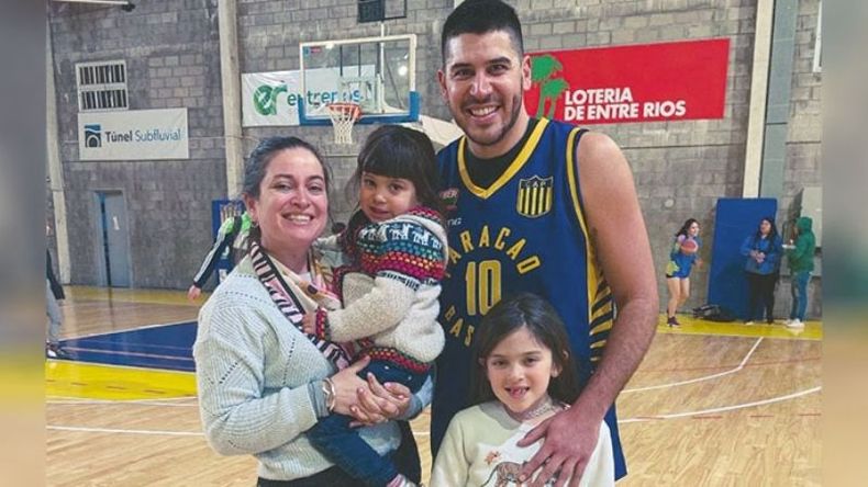 EN FAMILIA. Román con su esposa y sus hijas en Paracao. .