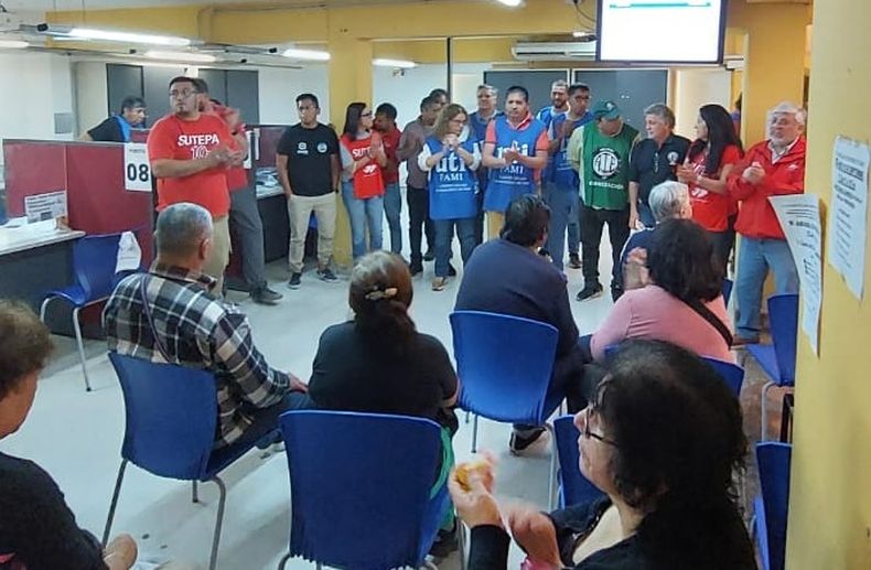 RECLAMO. Una de las asambleas que se realizaron en la sede Pilar de PAMI.