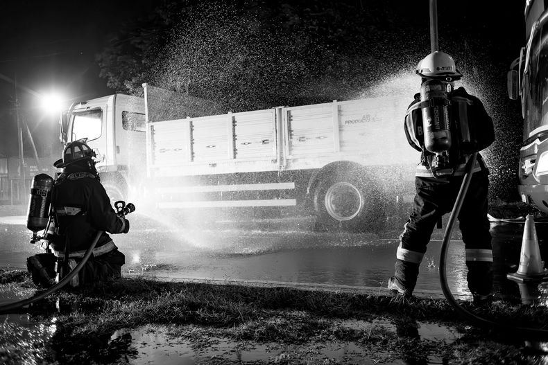 El trabajo de los Bomberos de Pilar bajo la lente de la fot&oacute;grafa Vero Carro.&nbsp;