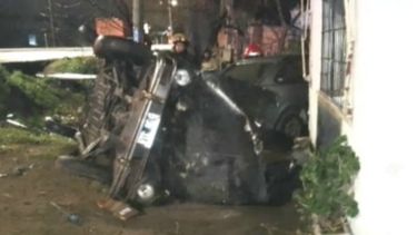 El Renault 4 terminó contra el frente de un kiosco. Su conductor murió en el acto.&nbsp;