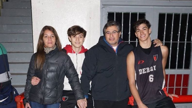 FAMILIA. Rosa junto a su esposo Ariel y sus hijos Gonzalo y Nacho..