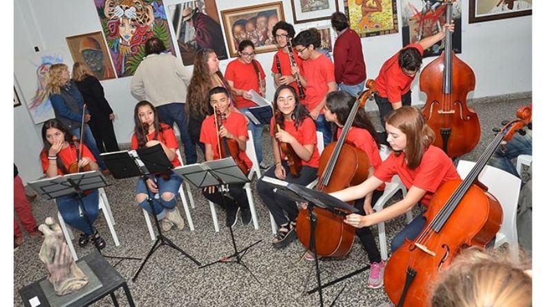 La apertura contó con la actuación de la orquesta de Instituto Chopin. .