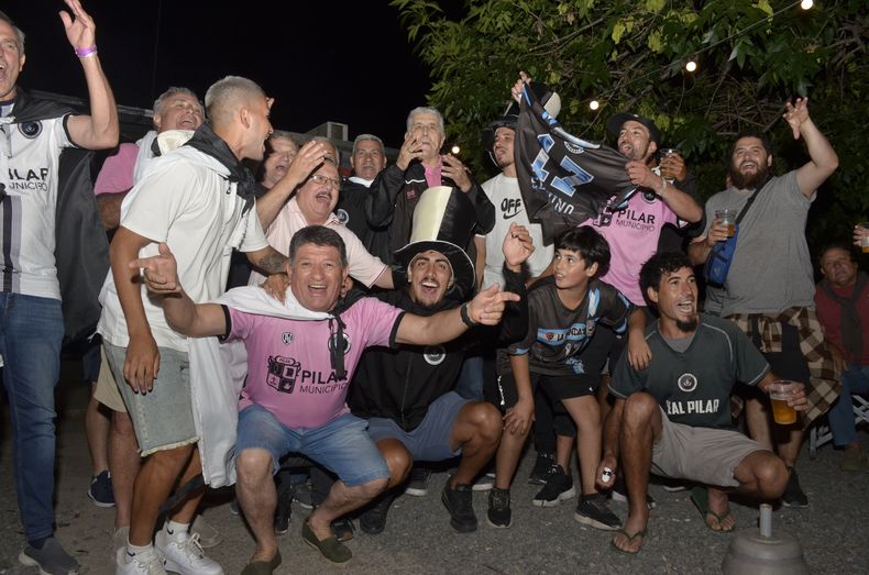 Jugadores dirigentes e hinchas festejan el ttulo en el predio de la Comunidad Deportiva de Real Pilarnbsp