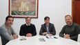 A LA MESA. Achával, Granados y García junto a Francisco Echarren, en Castelli.