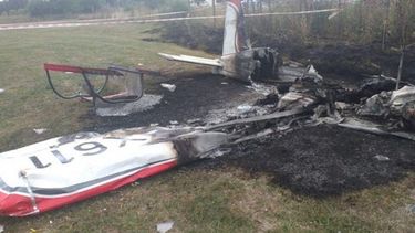 CENIZAS. La avioneta quedó destruida. Sus ocupantes murieron en el acto. .