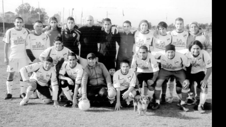 Roberto De Vicenzo Grande, de Del Viso, fútbol 11 compite en los torneos libres de Sport Pro (Km. 35 de la Panamericana de Pilar). Arriba: Matías Vargas, Miguel Cruz, Luciano Tumio, Carlos Farías, Andrés Pampin, Pablo Santillán, Nahuel Argüello, Nazareno Fernández, Eduardo Amaya, Nicolás Piccirilli y Alvino Santillán (DT). Abajo: Guillermo Tula, Walter Cortez, Ulises Juárez, Cristian Fleitas, Claudio González, Lucas Vargas, Marcos Fernández y Daniel Olivera. Mascota: Roco. Envía la.